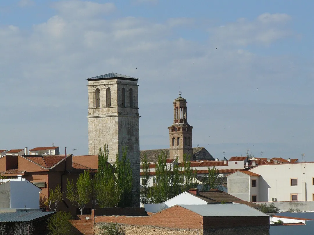 Torres de la Iglesia desaparecida de San Martín (izquierda) y del antiguo clegio de jesuitas, hoy Teatro Lope de Vega.