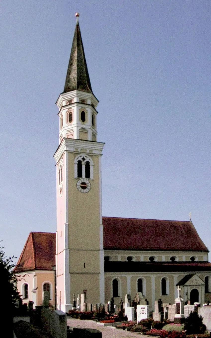 Pfarrkirche St. Benedikt in Odelzhausen (vom Rathaus aus gesehen).
