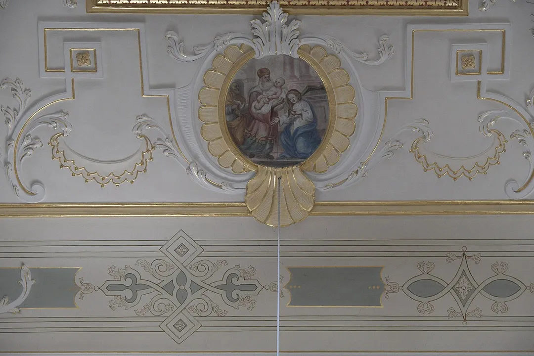 Katholische Pfarrkirche St. Benedikt in Odelzhausen im Landkreis Dachau (Bayern/Deutschland), Deckenmalerei und Stuck im Langhaus; Darstellung: Präsentation Jesu im Tempel