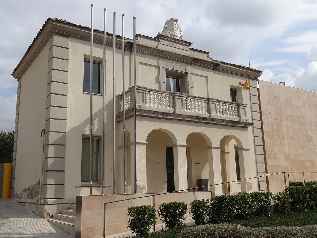 Ajuntament d'Òdena (Anoia) - edificat l'any 1929.