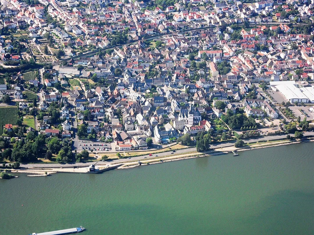 Vogelperspektive auf die Ortsmitte Oestrich von Oestrich im Rheingau. Am Rheinufer der historische Oestricher Kran.