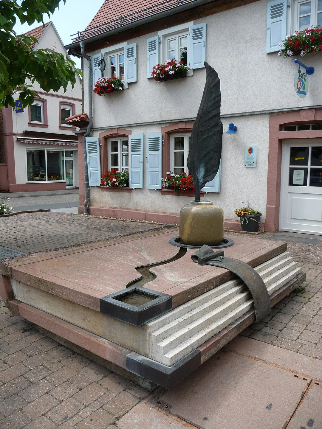 Offenbach an der Queich ist eine Ortsgemeinde im Landkreis Südliche Weinstraße in Rheinland-Pfalz.