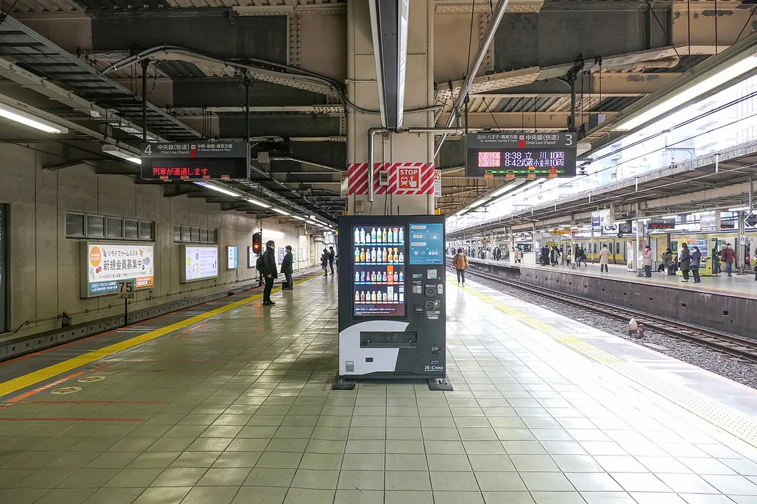 Platforms 3 and 4 of JR East Ogikubo Station (Chuo Rapid Line platform)