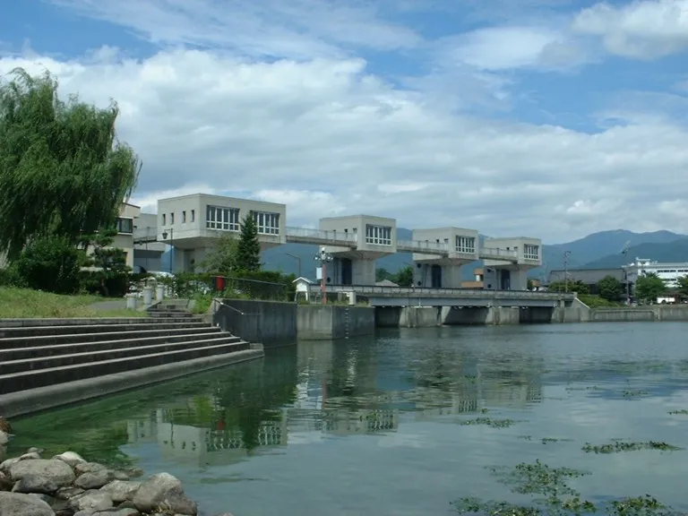 Kamakuchi (or Kamaguchi, unknown) Suimon, Suwa Lake-Tenryu River, Okaya, Nagano.諏訪湖（右）から天竜川に流出する釜口水門