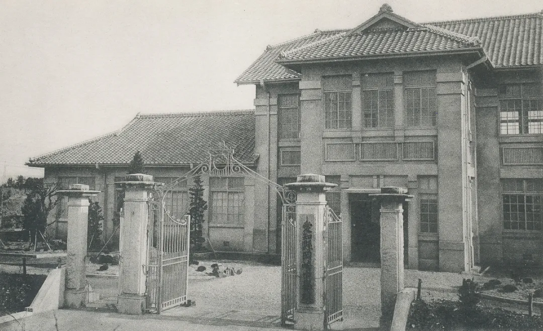 愛知県岡崎中学校（現・愛知県立岡崎高等学校）の正門。1924年、現在地の岡崎市明大寺町に改築移転した。同年撮影。