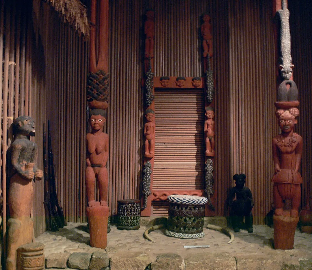 Stuttgart, Linden-Museum

Fassade des Palastes des Königs von Oku, Kamerun; 1980 für das Linden-Museum nachgebaut