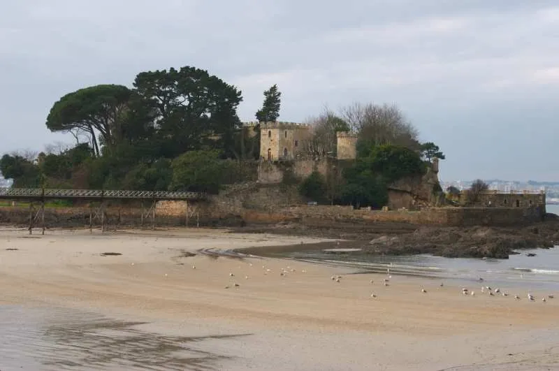 This is the Santa Cruz castle, Oleiros (La Coruña), Spain. Together with the San Antón castle, it served to protect the O Burgo River from entry by the English.