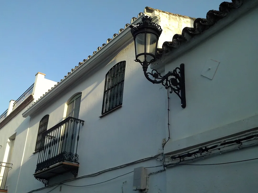 Casas en una calle del centro de Olivares, provincia de Sevilla, Andalucía, España.