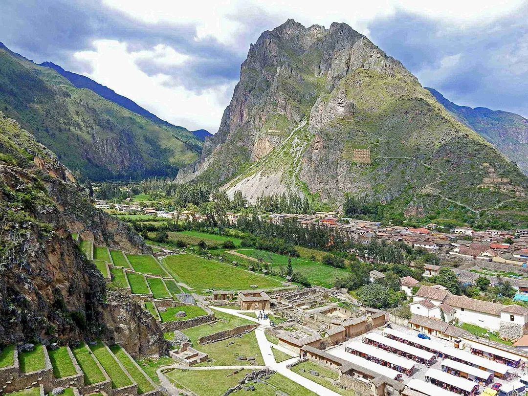 PERU | Heiliges Tal | Ollantaytambo | Sacred Valley
View from the top of the Ollantaytambo Ruins.
Panorama im Heiligen Tal auf die Ruinen von Ollantaytambo.
You're welcome to use this picture free of charge, as long as you follow the license terms.
As a matter of courtesy a link (dofollow links are welcome!) to 
flashpacker-travelguide.de/sacred-valley-peru-heiliges-tal-pisac-ollantaytambo-guide is much appreciated.
Thank you!
————————–—–—–—–—–—–—–—–—–—–—–—–—–—–—–
Du kannst dieses Bild gemäß der Lizenzbestimmungen unentgeltlich nutzen.
Über eine Verlinkung (dofollow am liebsten) auf  
flashpacker-travelguide.de/sacred-valley-peru-heiliges-tal-pisac-ollantaytambo-guide freuen wir uns.

Danke!