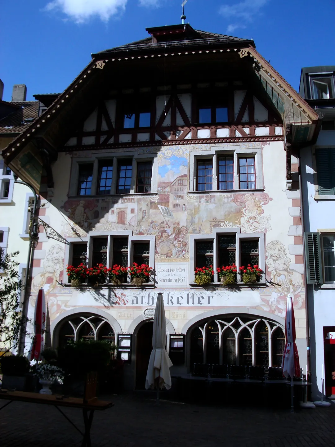 Der Rathskeller in Olten (Schweiz).
Das Gebäude stammt von 1673 und steht am Rande der Altstadt, an Stelle der ehemaligen Ringmauer. 
Es war ursprünglich der Gaststall der Herberge "zum Löwen", im späteren 19. Jh. zu einem Wohnhaus umgebaut mit Versatzstücken der ehemaligen Fassade des "Löwen". Ein Restaurant ist das Gebäude seit 1896 (zunächst unter dem Namen "Baselbieter"), umgebaut und "historisierend" ausgestattet 1905-6, seit damals "Rathskeller". Das Gebäude heisst auch "Kübel" (dialektal Chöbu, Chübu).[1]
Die Fresken auf der Fassade sind von Emil Kniep (1906). Auf der vorderen Fassade   "Auszug der Oltner in den Bauernkrieg 1653", rückseitig   "Der letzte Frohburger" (s. File:Olten04.jpg) [2]

[3]