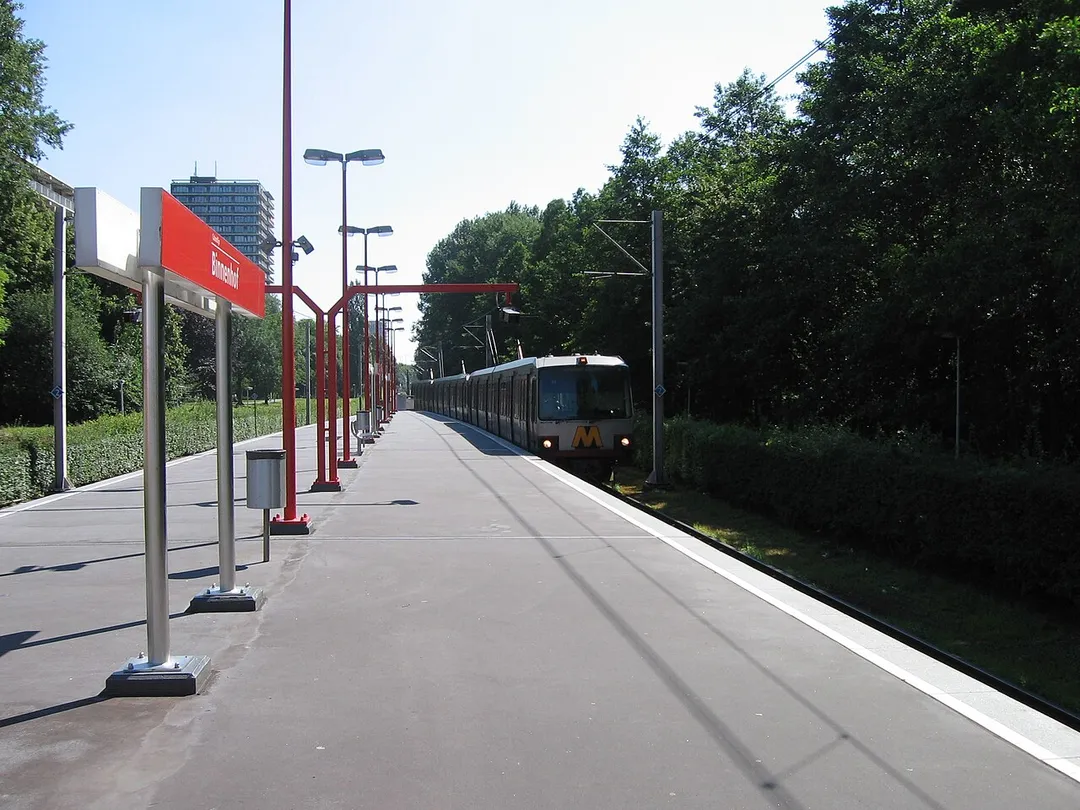 metro op perron 1 van metrostation Binnenhof.
