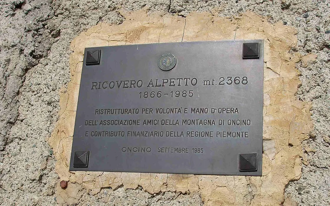 Alpetto mountain shelter (CN): a memorial tablet placed by the Italian alpine club
