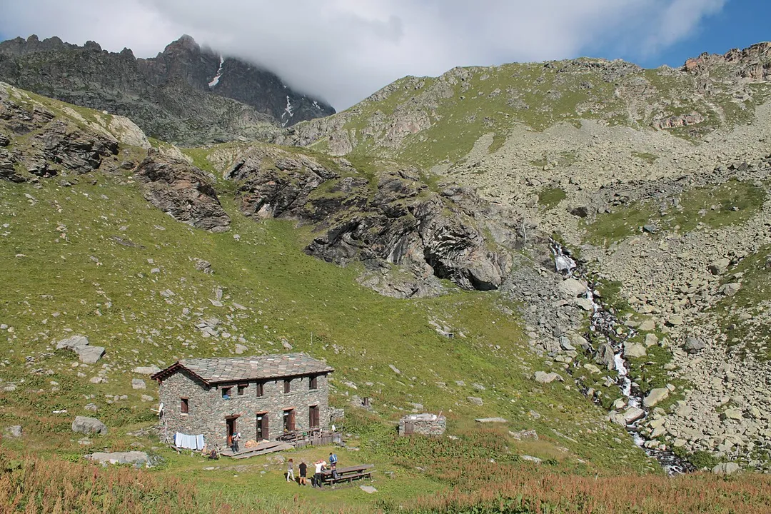 View of the Rifugio Alpetto (alpine hut "Alpetto") (Italy)