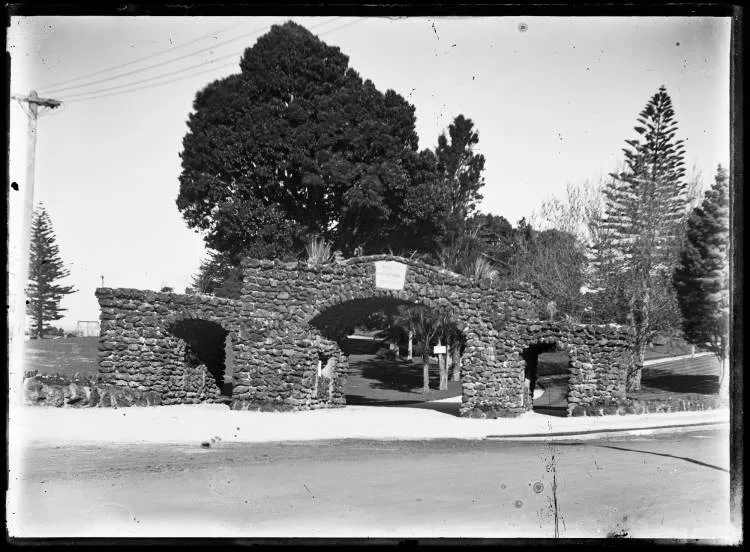 The Arch of Remembrance at the entrance to Jellicoe Park in Onehunga.