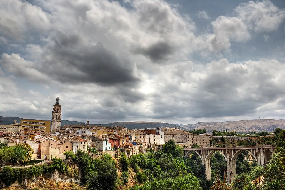 Vista del casco antiguo de Ontinyent o "La Vila" con el campanario de la iglesia de Sta. Maria a la izquierda, la antigua muralla en el centro y el puente de Sta. Maria a la derecha