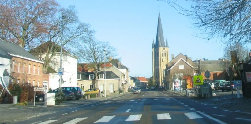 Onze-Lieve-Vrouw-Waver, zicht op de kerktoren vanaf Dijk. Foto Marc Alcide, 25 december 2005