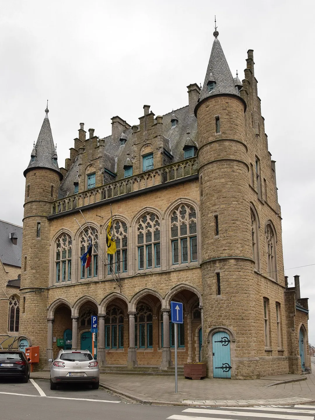 Raadhuis, Onze-Lieve-Vrouw-Waver
Voormalig gemeentehuis uit 1829-1830 in neogotische stijl. Na oorlogsschade gerestaureerd in 1921-1922.

<a href="https://inventaris.onroerenderfgoed.be/erfgoedobjecten/2910" rel="nofollow">inventaris.onroerenderfgoed.be/erfgoedobjecten/2910</a>