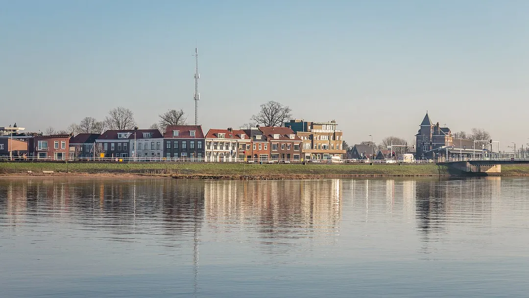 Kampen, view over the IJssel on Kampen south. (Spoorkade).