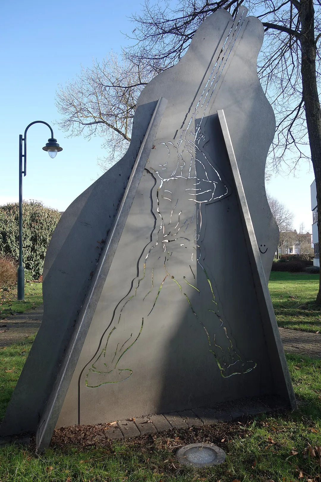 Kunstwerk "De Schutter" door Peter Geebelen uit 2006 (ter herinnering aan het Oud Limburgs Schuttersfeest (OLS) in 2004 door Kon. schutterij Sint Amandus) aan de Kimpenstraat in Opglabbeek. Gefotografeerd in januari 2026.