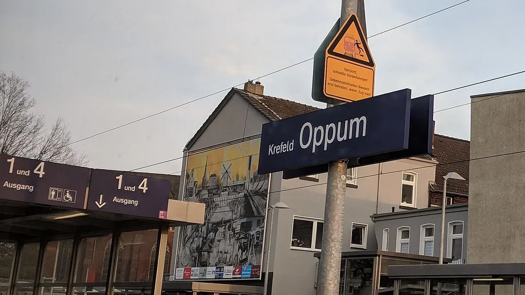 Bahnhofsschild Krefeld Oppum.