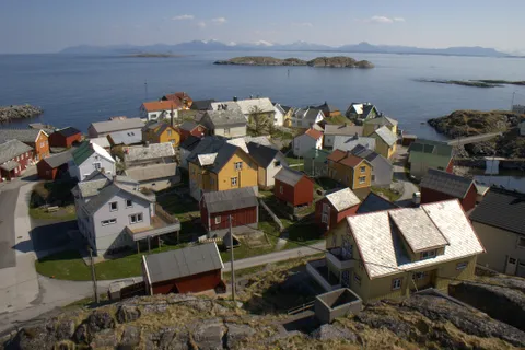 Fiskeværet Ona sett fra fyret på Onakalven