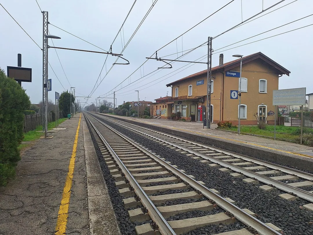 Stazione di Orsago fotografata dal binario 2, facciata rivolta verso est / Udine. Linea Venezia-Udine