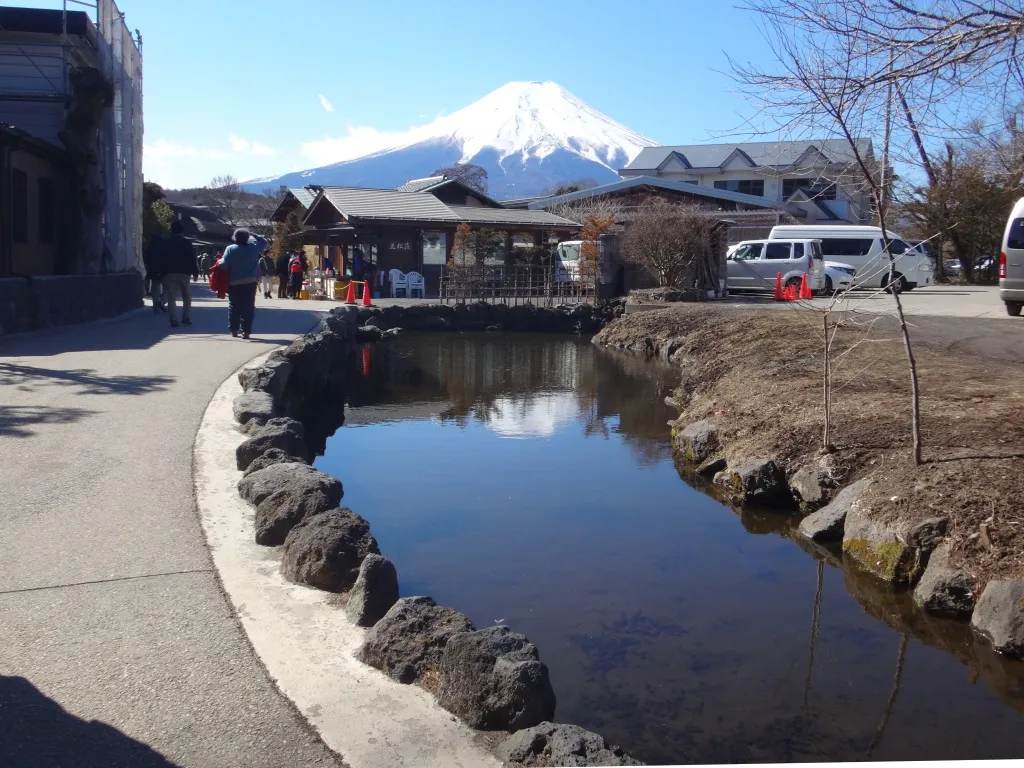 忍野八海の鏡池（山梨県南都留郡忍野村）
