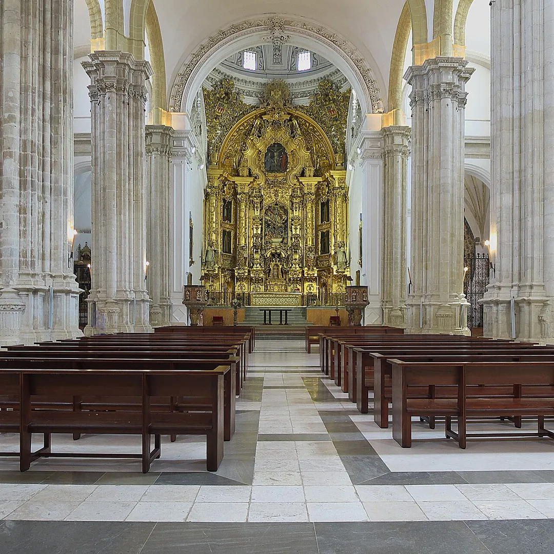 Interior de la iglesia de salón con cabecera poligonal (ca. 1531-1540). Autoría desconocida, atribuible a Diego de Siloé, o Diego de Riaño. El retablo mayor es obra de Juan Guerra (1764), dorado por José Fabré (1770) con la escultura de la Asunción de la Virgen, de Juan Bautista Finachex (o Finacet, Finachez).