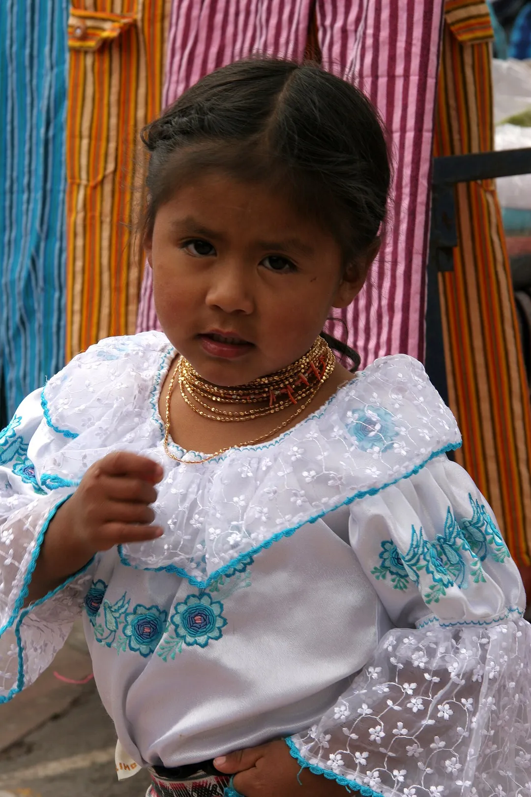 équateur, otavalo, fillette quechuas otavalo