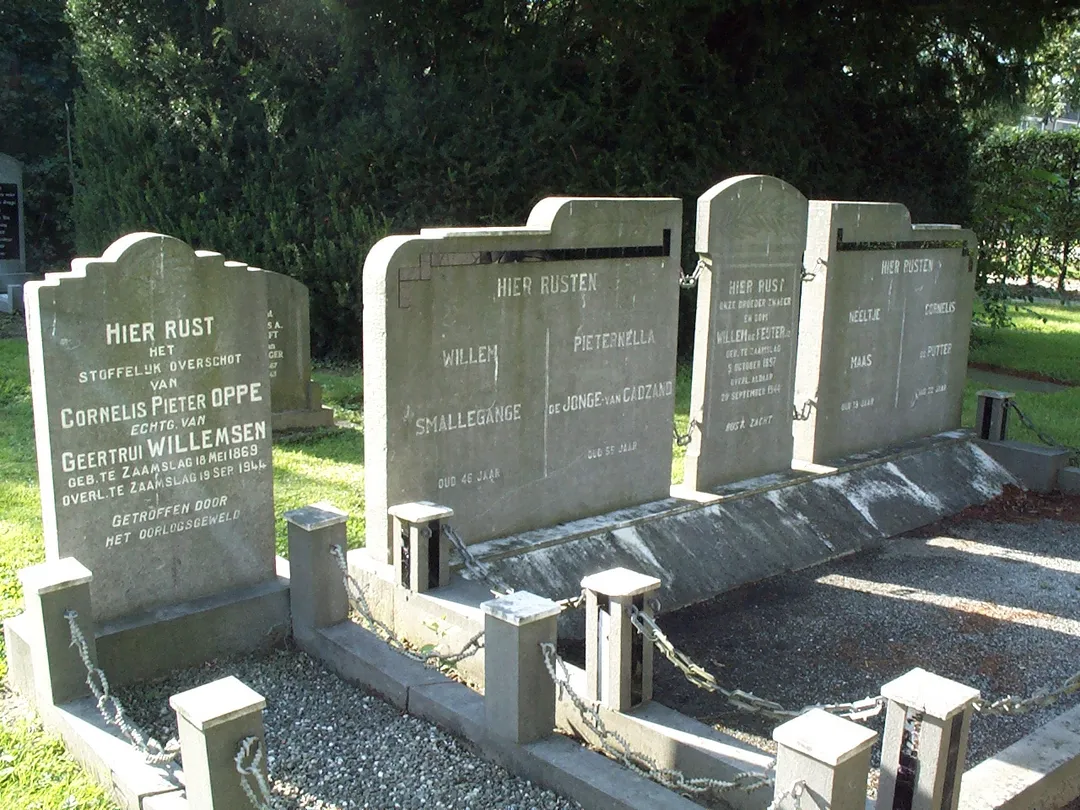 Graven van burgerslachtoffers uit Othene, destijds gemeente Zaamslag. Door het vluchtende Duitse leger waren diverse voertuigen achtergelaten op de Reuzenhoeksedijk. Op 19 september 1944 waren inwoners van Othene deze voertuigen aan het bekijken. Een overvliegend verkenningsvliegtuigje (mogelijk Brits) heeft dit niet goed gezien en dacht dat er nog altijd Duitsers aanwezig waren. Kort na het overvliegen werd door de Poolse troepen de Reuzenhoeksedijk onder vuur genomen. Een deel van de aanwezigen is kunnen vluchten, maar er vielen 13 doden en velen zijn gewond geraakt. In de nieuwe woonwijk is dit gedeelte van de Reuzenhoeksedijk omgedoopt tot Vrijheidslaan.