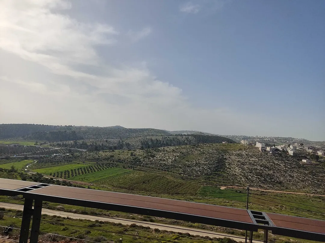 מצפה בנוי בקצה גן השעשועים שמשקיף על נחל חברון.