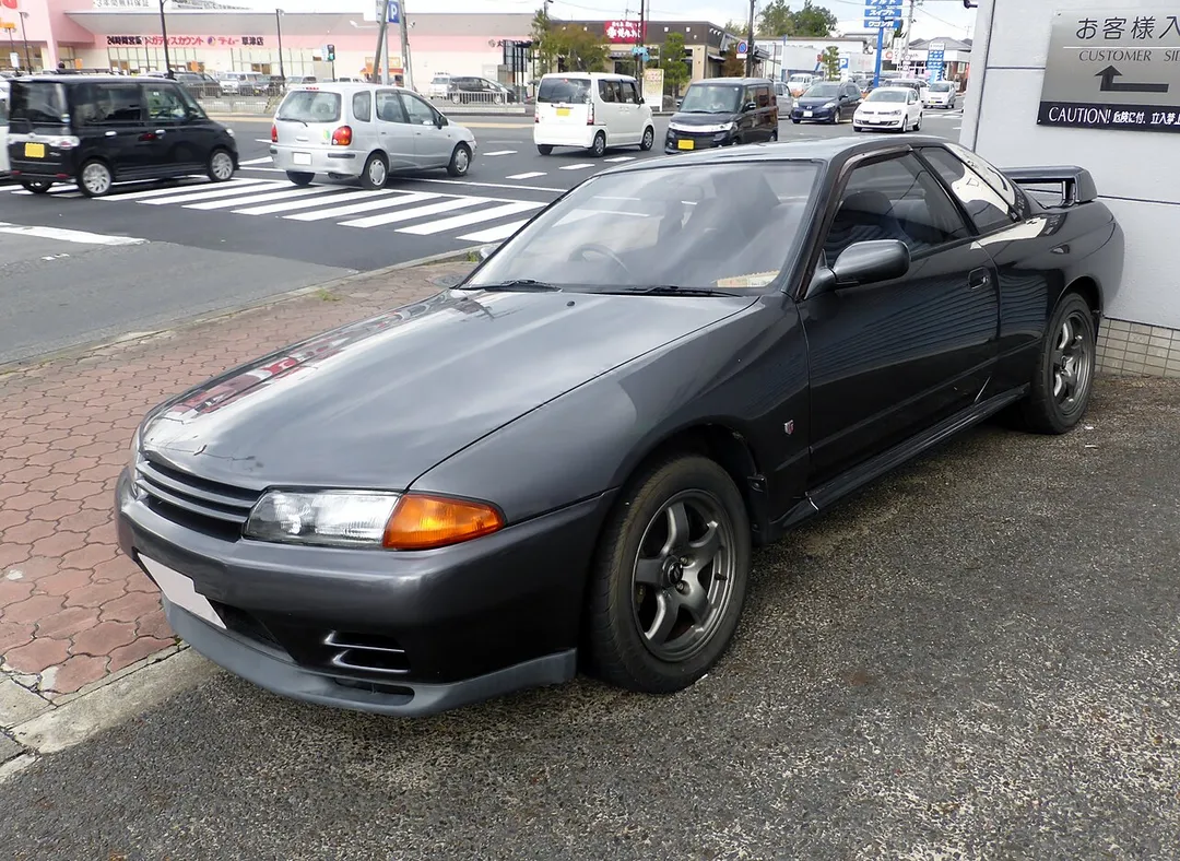 BNR32型日産・スカイラインGT-Rをフロントから撮影。