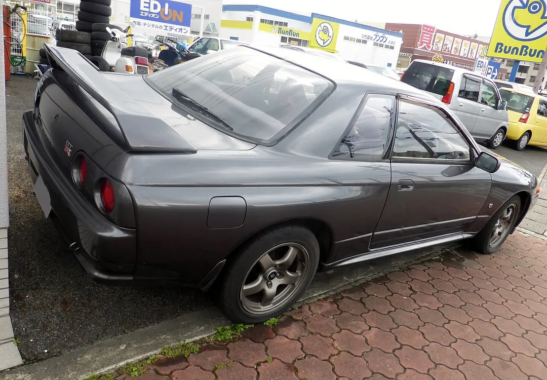 BNR32型日産・スカイラインGT-Rをリアから撮影。