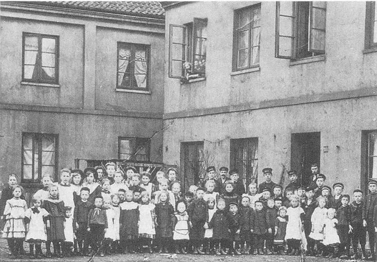 Children of gaffers, in the background company houses of Glasfabrik C.E.Gätcke in Ottensen next to Altona/Elbe (Germany) //Kinder von Glasarbeitern, im Hintergrund Werkswohnungen der Glasfabrik C.E.Gätcke in Ottensen bei Altona/Elbe]]