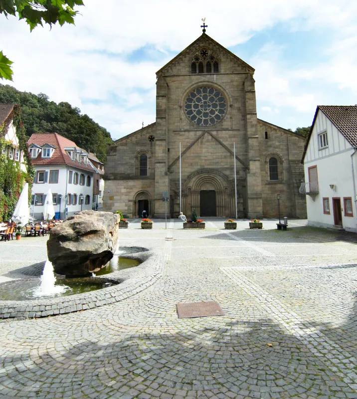 Kirchstraße 3: Haupteingang Simultanpfarrkirche Mariä Himmelfahrt; ehemalige Zisterzienserklosterkirche, spätromanische kreuzförmige Pfeilerbasilika, 1168 bis 1254