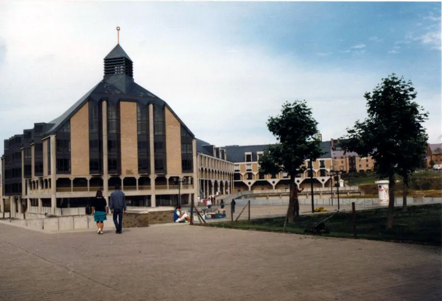 Louvain-la-Neuve, le collège Albert Descamps sur la grand place.
2005 fr:Utilisateur:Jean-Pol GRANDMONT

Louvain-la-Neuve (Belgique) - Avril 1984 - "le colllège Albert Descamps". - Photo prise par Jean-Pol Grandmont.
