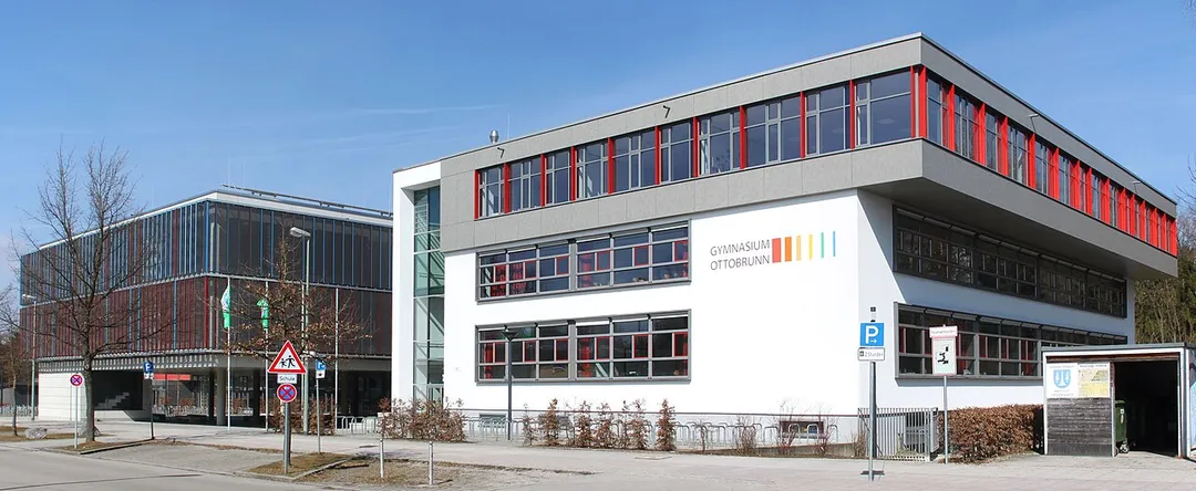 Gymnasium Ottobrunn (Ottobrunn grammar school): left: A wing (2016); right: C wing (2002)