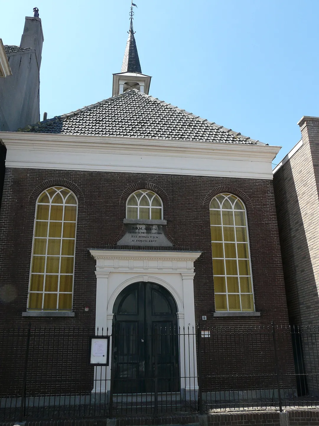 Zicht op een deel van de Hervormde kerk in de Dorpsstraat in Oud Gastel