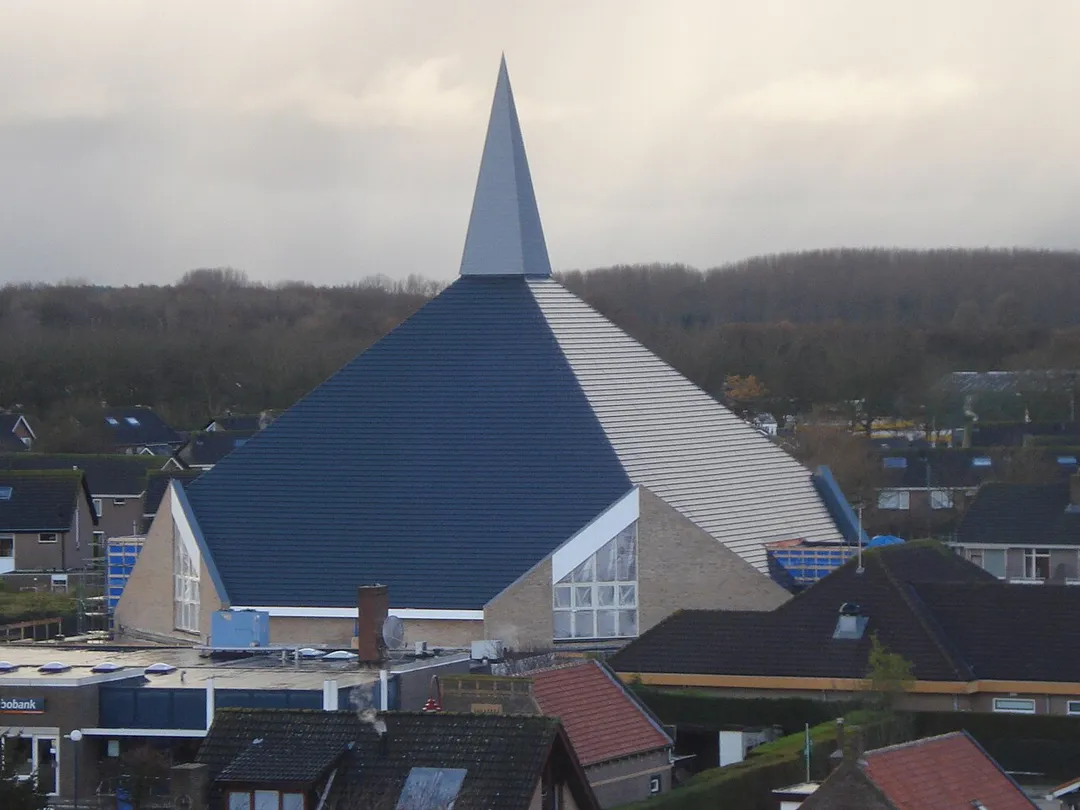 Zicht op een deel van de bovenkant van de Eben-Haëzerkerk (Ouddorp) in Ouddorp op Goeree-Overflakkee. Gezien vanaf de kerktoren van de Dorpskerk Sint Maarten (Ouddorp)