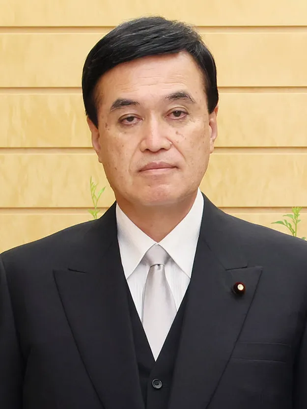 令和５年９月１３日、岸田総理は、第２次岸田内閣発足後、２回目の内閣改造を行いました。臨時閣議で閣僚の辞表を取りまとめた後、公明党の山口代表と与党党首会談を行い、松野内閣官房長官から閣僚名簿が発表されました。さらに、宮中において新任の国務大臣の認証式が行われ、第２次岸田第２次改造内閣が発足しました。その後、岸田総理は、内閣改造に関しての記者会見を行いました。そして、初閣議を開催し、続いて記念撮影を行いました。