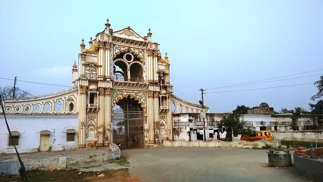 Padrauna Palace
Inside the main gate is the residence of the earstwhile kingdom of Padrauna. The latest in the line is Mr R P N Singh who was a member of parliament from the congress party. Inside the gate is also the landed property of the kingdom clan.