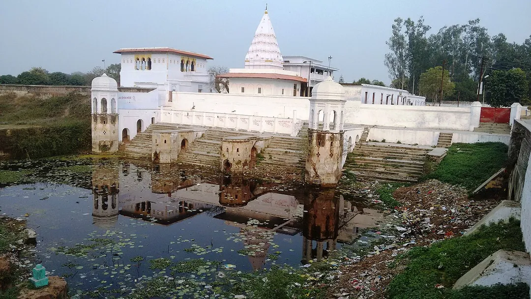 It is said that Lord Rama while proceeding for Vanwas with his wife and brother created this pond and had bath there.