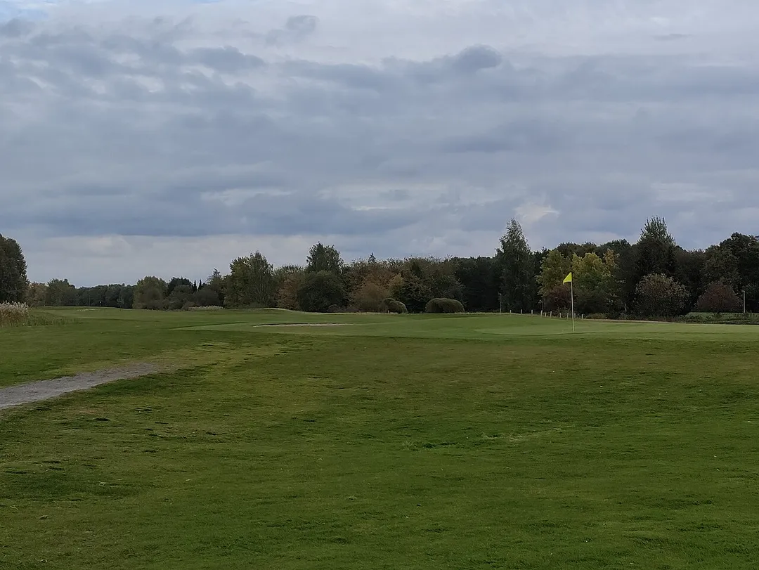 Paloheinä Golfs 9 hole and the last hole on the course