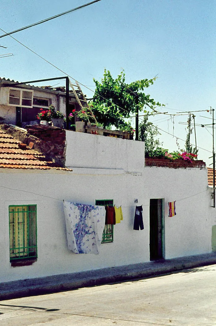 House at the disappeared neighborhood of Palomeras Altas. Madrid, Spain
[The file name is alright: the current neighborhood called "Palomeras Bajas" includes the places of both disappeared settlements: upper and lower Palomeras]