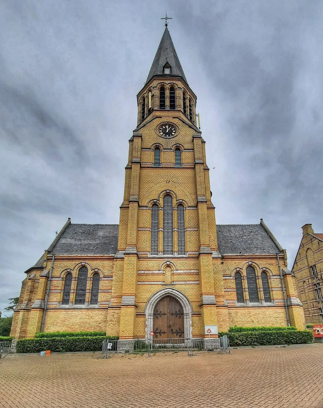Parochiekerk Sint-Gaugericus: voorgevel