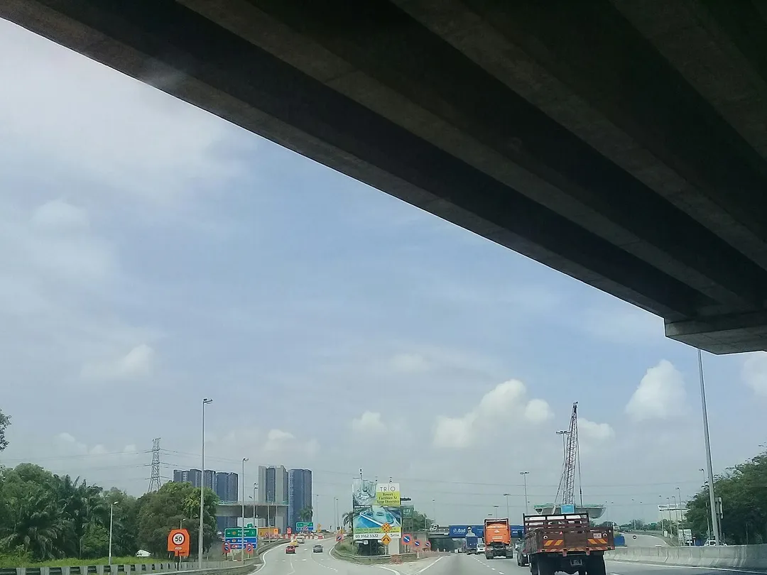 Persimpangan Pandamaran di Lebuhraya Shah Alam.