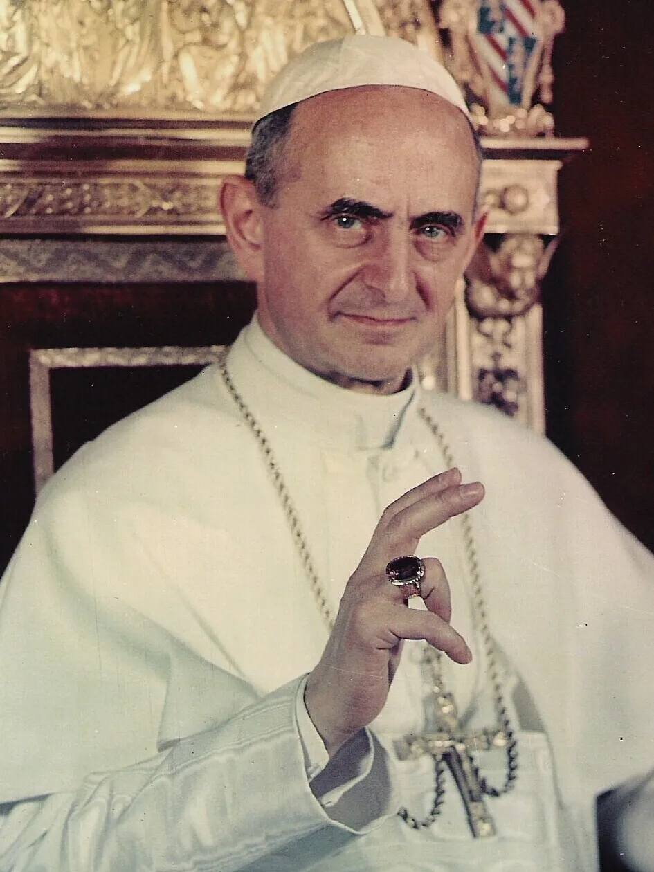 Papa Paolo VI sul trono con destra benedicente