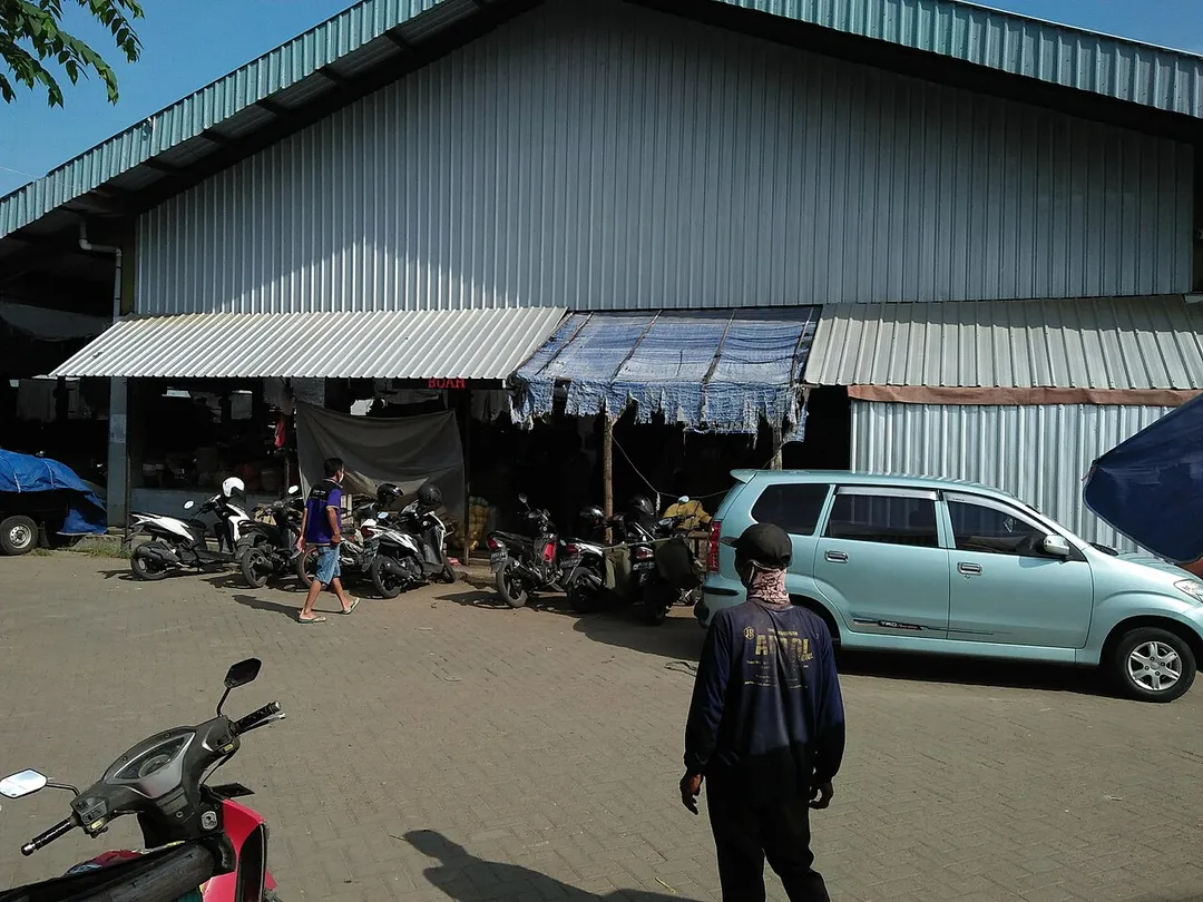 Pasar Induk Pare Kediri merupakan salah satu pasar di Kabupaten Kediri. Berada di Kecamatan Pare, Kabupaten Kediri. Lokasinya strategis. Dekat jalan raya. Mudah diakses dan dijangkau.
Di Pasar Induk Pare Kediri terdapat banyak barang yang dijual di sini. Yang paling banyak dijual di sini adalah sayur-sayuran. Selain sayur-sayuran ada buah-buahan, beras, mie, kacang, dll. Semuanya ada di sini. Pasar ini ramai setiap hari. Banyak orang yang belanja sayur di sini. Baik dari warga lokal maupun luar kota. Semuanya datang ke sini.

Pasar Induk Pare Kediri menjadi salah satu denyut nadi perekonomian masyarakat Pare, Kabupaten Kediri.