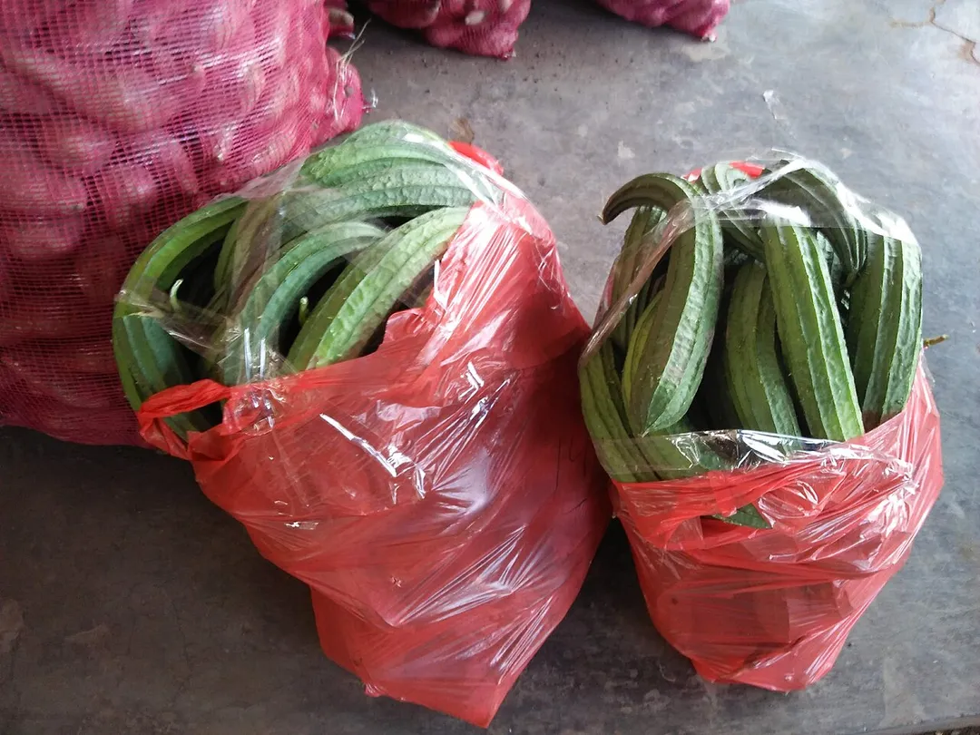 Pasar Induk Pare Kediri merupakan salah satu pasar di Kabupaten Kediri. Berada di Kecamatan Pare, Kabupaten Kediri. Lokasinya strategis. Dekat jalan raya. Mudah diakses dan dijangkau.
Di Pasar Induk Pare Kediri terdapat banyak barang yang dijual di sini. Yang paling banyak dijual di sini adalah sayur-sayuran. Selain sayur-sayuran ada buah-buahan, beras, mie, kacang, dll. Semuanya ada di sini. Pasar ini ramai setiap hari. Banyak orang yang belanja sayur di sini. Baik dari warga lokal maupun luar kota. Semuanya datang ke sini.
Pasar Induk Pare Kediri menjadi salah satu denyut nadi perekonomian masyarakat Pare, Kabupaten Kediri.