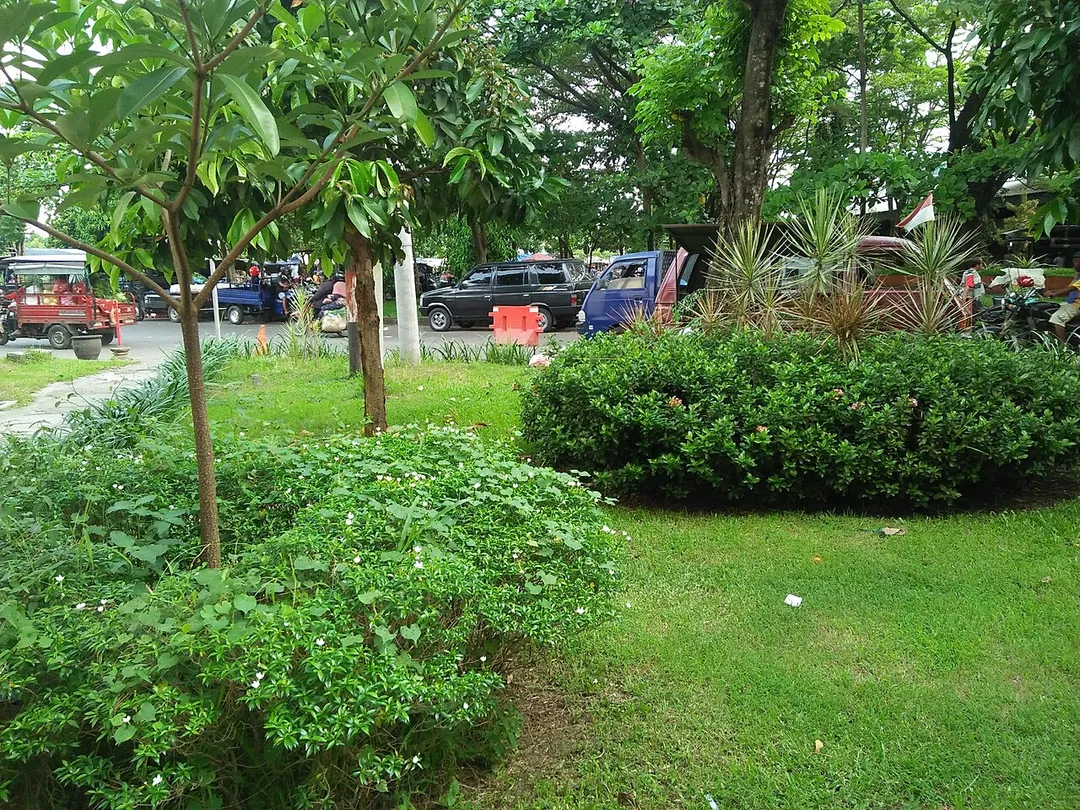 Pasar Induk Pare Kediri merupakan salah satu pasar di Kabupaten Kediri. Berada di Kecamatan Pare, Kabupaten Kediri. Lokasinya strategis. Dekat jalan raya. Mudah diakses dan dijangkau.
Di Pasar Induk Pare Kediri terdapat banyak barang yang dijual di sini. Yang paling banyak dijual di sini adalah sayur-sayuran. Selain sayur-sayuran ada buah-buahan, beras, mie, kacang, dll. Semuanya ada di sini. Pasar ini ramai setiap hari. Banyak orang yang belanja sayur di sini. Baik dari warga lokal maupun luar kota. Semuanya datang ke sini.

Pasar Induk Pare Kediri menjadi salah satu denyut nadi perekonomian masyarakat Pare, Kabupaten Kediri.